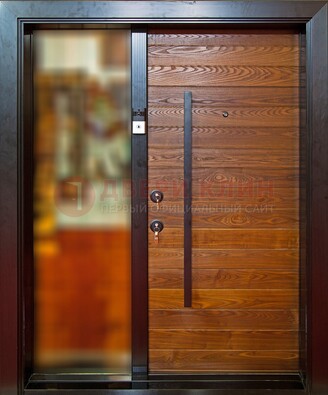 Коричневая входная дверь c МДФ панелью и стеклом ЧД-38 в частный дом в Электрогорске