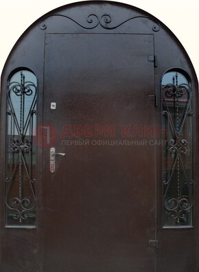 Арочная дверь со стеклом и ковкой ДА-16 под старину в Электрогорске