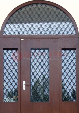 Крепкая стальная арочная дверь со стеклом и ковкой ДА-21 в Электрогорске