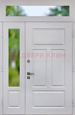 Белая полуторная железная дверь со стеклом и фрамугами ДФГ-10 в Электрогорске