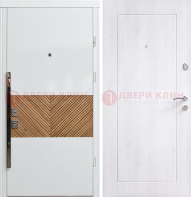 Белая железная дверь МДФ горизонтальной вставкой ДМ-265 в Электрогорске