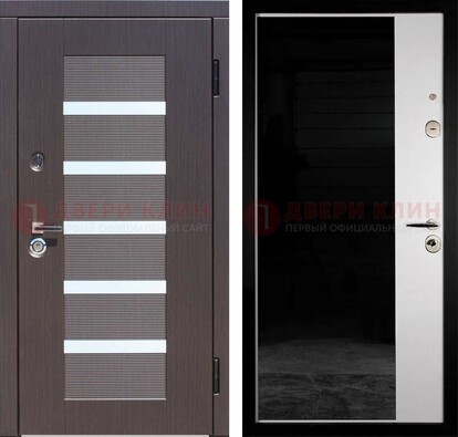 Железная коричневая дверь МДФ с темной стеклянной вставкой внутри ДМ-315 в Электрогорске