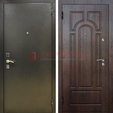 Железная темно-серая дверь с порошковым напылением и МДФ Тисненый орех ДП-275 в Электрогорске