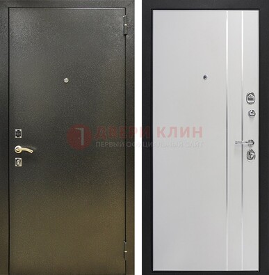 Железная темная дверь с порошковым покрытием и белая МДФ с молдингами  ДП-296 в Электрогорске
