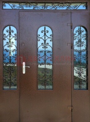 Железная парадная дверь со стеклом и ковкой ДПР-16 для общественных зданий в Электрогорске