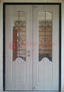 Парадная дверь со стеклянными вставками и ковкой ДПР-23 в деревянный дом в Электрогорске