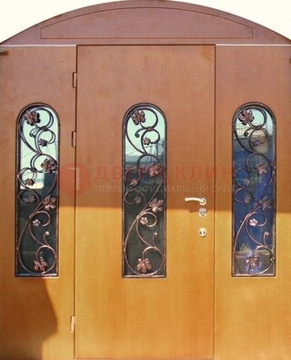 Парадная дверь со стеклянными вставками и ковкой ДПР-28 в общественное здание в Электрогорске