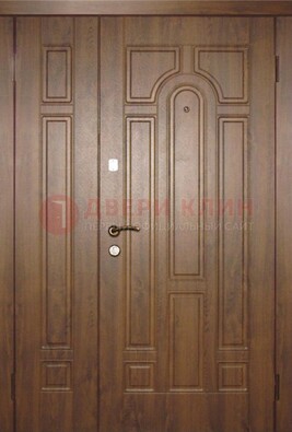Двухстворчатая коричневая парадная дверь ДПР-48 в Электрогорске