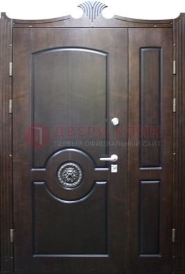 Коричневая парадная дверь с украшением ДПР-52 с утеплением в Электрогорске