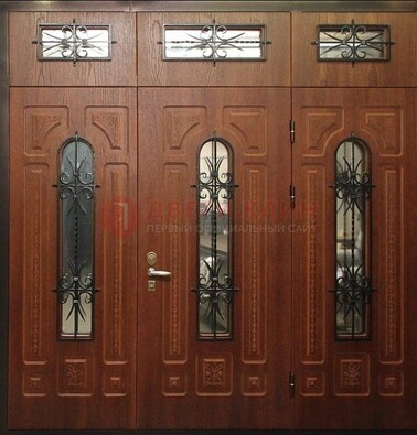 Парадная дверь с металлическими вставками и ковкой ДПР-72 в дом в Кудрово
