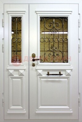 Белая парадная металлическая дверь со стеклом и ковкой ДПР-83 в Электрогорске