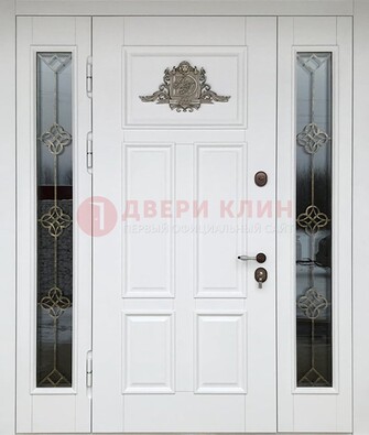Белая входная парадная дверь со стеклом и ковкой ДПР-92 в Мурманске