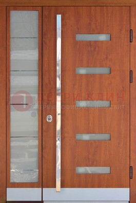 Коричневая металлическая дверь со стеклом ДС-72 в Электрогорске