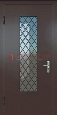 Темная металлическая дверь с решеткой и стеклом ДС-7 в Электрогорске