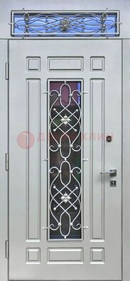 Белая железная дверь со стеклом и ковкой с верхней фрамугой ДСК-112 в Электрогорске