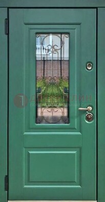 Зеленая металлическая дверь со стеклом и ковкой ДСК-113 в Электрогорске