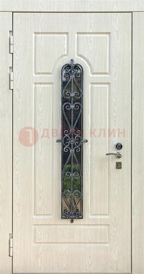 Светлая стальная дверь со стеклом и ковкой ДСК-118 в Электрогорске