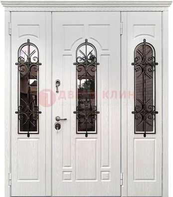 Белая распашная стальная дверь со стеклом и ковкой ДСК-125 в Электрогорске
