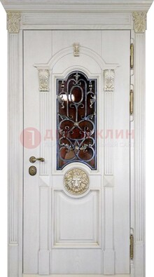 Белая железная дверь со стеклом и ковкой для кирпичного дома ДСК-155 в Электрогорске