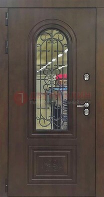 Классическая стальная дверь со стеклом и ковкой для коттеджа ДСК-178 в Лыткарино