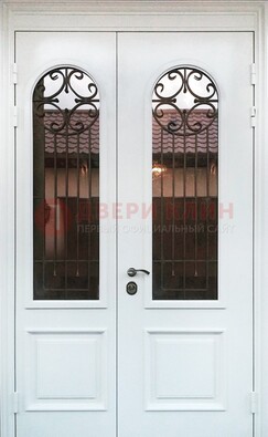 Белая стальная дверь стекло с ковкой и филенкой ДСК-201 в Электрогорске