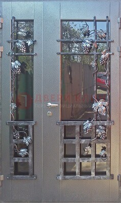 Распашная уличная дверь Порошок со стеклом и ковкой ДСК-221 в Электрогорске