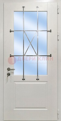 Белая простая железная дверь Винорит со стеклом и ковкой ДСК-257 в Электрогорске