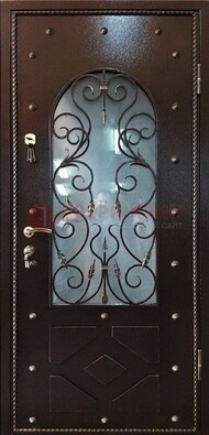 Влагостойкая дверь со стеклом и ковкой с декором ДСК-37 в Электрогорске