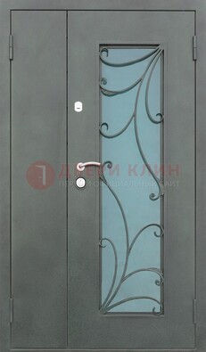 Двухстворчатая железная дверь со стеклом и ковкой ДСК-40 в Электрогорске