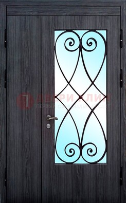 Стальная дверь со стеклом и ковкой ДСК-69 в деревянный дом в Электрогорске