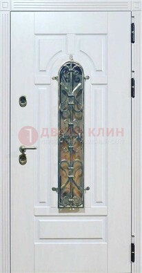 Белая остекленная металлическая дверь с ковкой ДСК-98 в Электрогорске