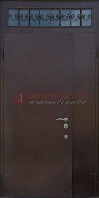 Коричневая тамбурная дверь со стеклянными вставками и ковкой ДТМ-39 в Электрогорске