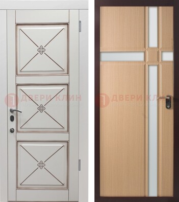 Белая уличная дверь с зеркальными вставками внутри ДЗ-94 в Электрогорске