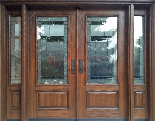 Распашная стальная дверь с массивом с витражом и фрамугами ВЖ-21 в Электрогорске