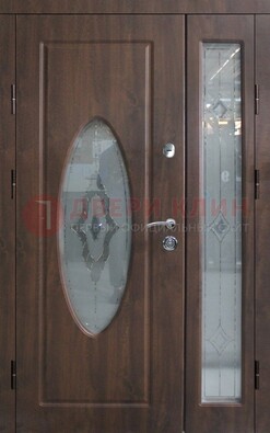 Коричневая двухстворчатая железная дверь с МДФ и витражом ВЖ-33 в Электрогорске